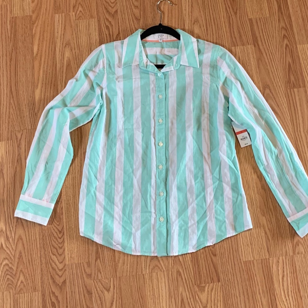 Crown & Ivy button down long sleeves size xs.